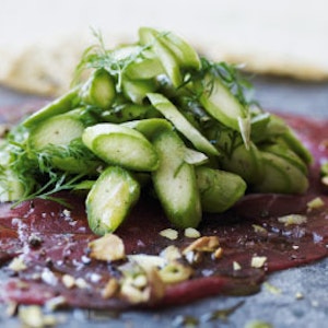 Carpaccio med aspargessalat