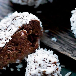 Mette Blomsterberg: Kokostrøfler med lys chokolade og kokosmel