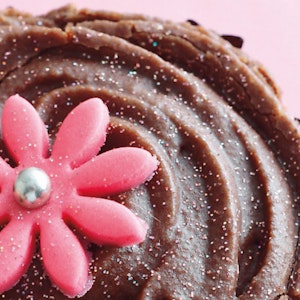 https://dk-femina-backend.imgix.net/media/article/1145-chia-cupcakes.jpg?ixlib=vue-2.9.1&auto=format&width=300&height=300&fit=crop&fp-x=0.5&fp-y=0.5
