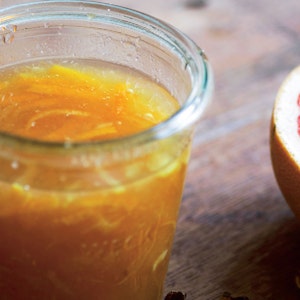 https://dk-femina-backend.imgix.net/media/article/1404-bitter-orangemarmelade.jpg?ixlib=vue-2.9.1&auto=format&width=300&height=300&fit=crop&fp-x=0.5&fp-y=0.5