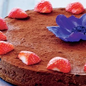 https://dk-femina-backend.imgix.net/media/article/1409-chokolademousse-kage.jpg?ixlib=vue-2.9.1&auto=format&width=300&height=300&fit=crop&fp-x=0.5&fp-y=0.5
