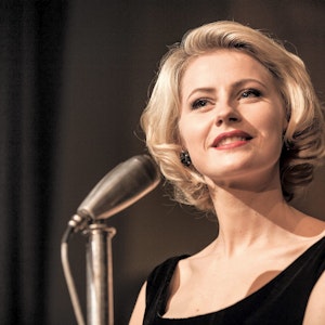 https://dk-femina-backend.imgix.net/media/article/1412-monicaz-filmanmeldelse3.jpg?ixlib=vue-2.9.1&auto=format&width=300&height=300&fit=crop&fp-x=0.5&fp-y=0.5