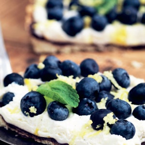https://dk-femina-backend.imgix.net/media/article/1416-blaabaertaerte-med-mascarpone.jpg?ixlib=vue-2.9.1&auto=format&width=300&height=300&fit=crop&fp-x=0.5&fp-y=0.5