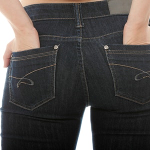 https://dk-femina-backend.imgix.net/media/article/1418_saadan_vil_danske_kvinder_have_deres_jeans.jpg?ixlib=vue-2.9.1&auto=format&width=300&height=300&fit=crop&fp-x=0.5&fp-y=0.5