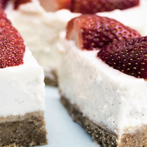 https://dk-femina-backend.imgix.net/media/article/1420-koldskaal-cheesecake.jpg?ixlib=vue-2.9.1&auto=format&width=300&height=300&fit=crop&fp-x=0.5&fp-y=0.5