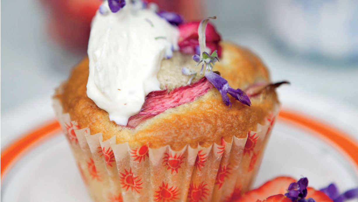 Rabarbermuffins med kokos og jordbær | femina.dk