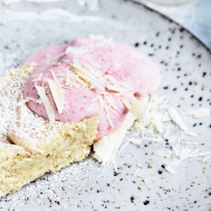 https://dk-femina-backend.imgix.net/media/article/1425-gaestemad-dessert.jpg?ixlib=vue-2.9.1&auto=format&width=300&height=300&fit=crop&fp-x=0.5&fp-y=0.5