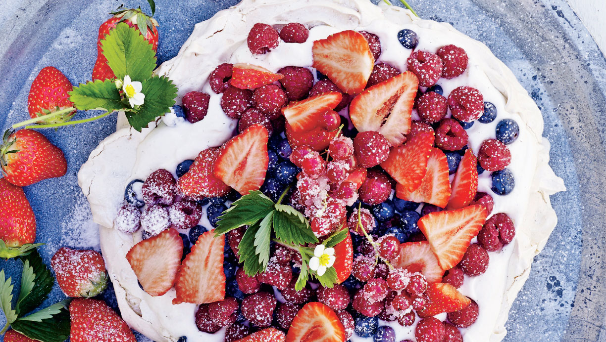 Pavlova Med Marcipan Og Sommerbær | Femina.dk