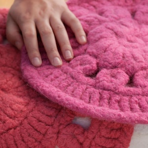 https://dk-femina-backend.imgix.net/media/article/1429-haeklet-siddeunderlag-prim.jpg?ixlib=vue-2.9.1&auto=format&width=300&height=300&fit=crop&fp-x=0.5&fp-y=0.5