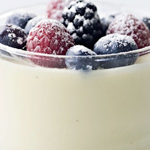 https://dk-femina-backend.imgix.net/media/article/1434-hvid-chokolademousse.jpg?ixlib=vue-2.9.1&auto=format&width=300&height=300&fit=crop&fp-x=0.5&fp-y=0.5