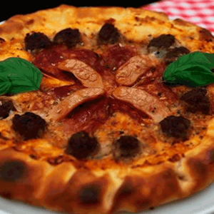 https://dk-femina-backend.imgix.net/media/article/1438-bagedyst-pizza.png?ixlib=vue-2.9.1&auto=format&width=300&height=300&fit=crop&fp-x=0.5&fp-y=0.5