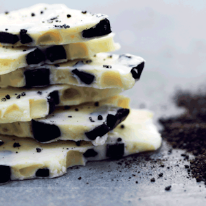 https://dk-femina-backend.imgix.net/media/article/1446-hvide-chokoladebrud.png?ixlib=vue-2.9.1&auto=format&width=300&height=300&fit=crop&fp-x=0.5&fp-y=0.5