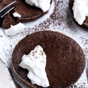 https://dk-femina-backend.imgix.net/media/article/1503-gaestemad-dessert.png?ixlib=vue-2.9.1&auto=format&width=300&height=300&fit=crop&fp-x=0.5&fp-y=0.5
