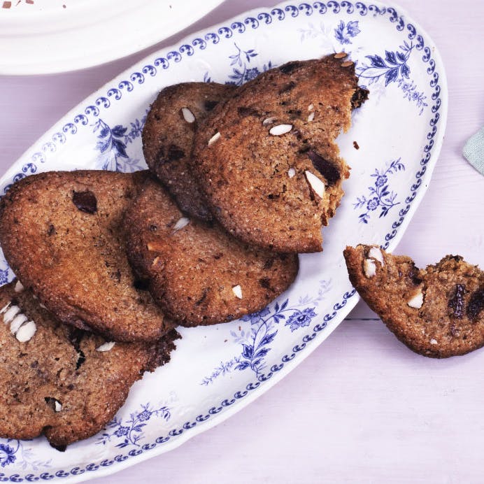 https://dk-femina-backend.imgix.net/media/article/1508-cookies-med-lys-chokolade-og-mandler.jpg
