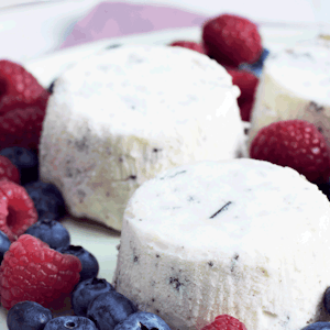 https://dk-femina-backend.imgix.net/media/article/1515-gaestemad-dessert.png?ixlib=vue-2.9.1&auto=format&width=300&height=300&fit=crop&fp-x=0.5&fp-y=0.5