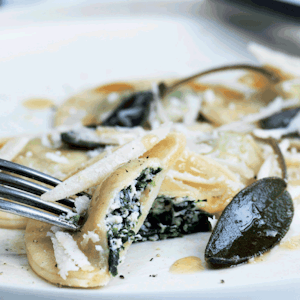 https://dk-femina-backend.imgix.net/media/article/1517-ravioli-med-spinat.png?ixlib=vue-2.9.0&auto=format&width=300&height=300&fit=crop&fp-x=0.5&fp-y=0.5