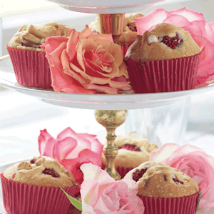 https://dk-femina-backend.imgix.net/media/article/1521-hindbaermuffins.png?ixlib=vue-2.9.1&auto=format&width=300&height=300&fit=crop&fp-x=0.5&fp-y=0.5