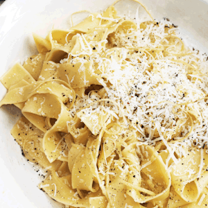 https://dk-femina-backend.imgix.net/media/article/1536-pasta-med-citronsauce.png?ixlib=vue-2.9.1&auto=format&width=300&height=300&fit=crop&fp-x=0.5&fp-y=0.5
