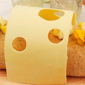 https://dk-femina-backend.imgix.net/media/article/1537-citronroulade-bagedyst.jpg?ixlib=vue-2.9.1&auto=format&width=300&height=300&fit=crop&fp-x=0.5&fp-y=0.5