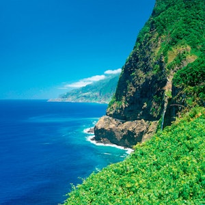 https://dk-femina-backend.imgix.net/media/article/1608-madeira.jpg?ixlib=vue-2.9.1&auto=format&width=300&height=300&fit=crop&fp-x=0.5&fp-y=0.5