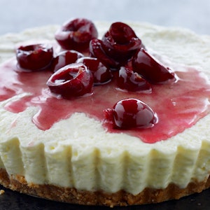 https://dk-femina-backend.imgix.net/media/article/1643_cheesecake_med_kirsebaer.jpg?ixlib=vue-2.9.1&auto=format&width=300&height=300&fit=crop&fp-x=19.19&fp-y=11.81