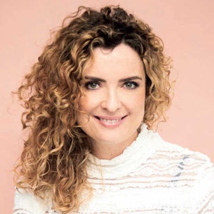 https://dk-femina-backend.imgix.net/media/article/1651-camilla-kjems.jpg?ixlib=vue-2.9.1&auto=format&width=300&height=300&fit=crop&fp-x=0.5&fp-y=0.5