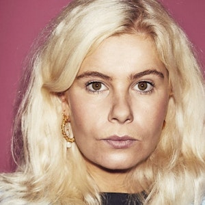 https://dk-femina-backend.imgix.net/media/article/2018_12_21_femina_sofie_lindefaerdig.jpg?ixlib=vue-2.9.1&auto=format&width=300&height=300&fit=crop&fp-x=0.5&fp-y=0.5