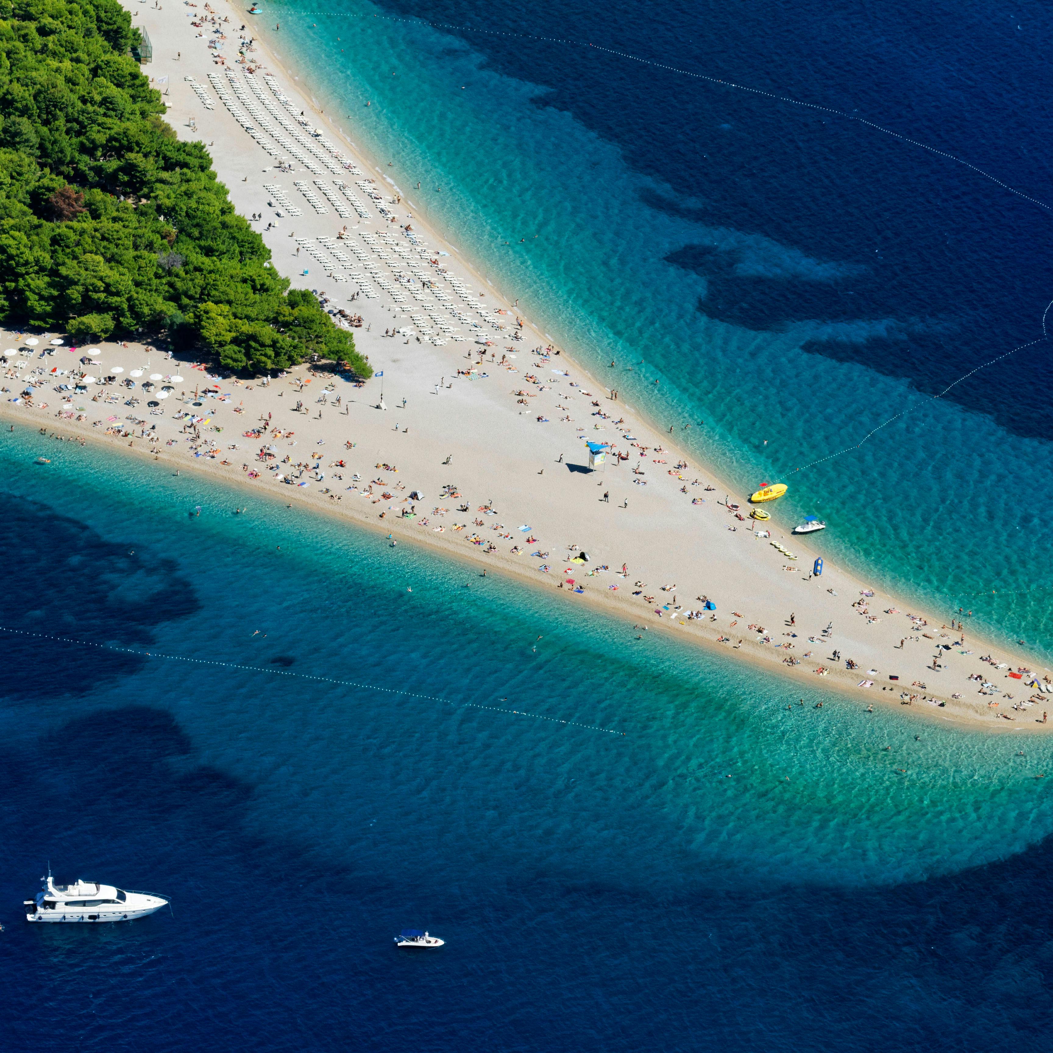 I Kroatien finder man den ikoniske strand Zlatni Rat – en lang tange med strand på begge sider og en tunge af skyggefulde pinjetræer i midten