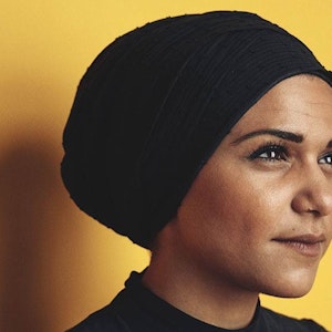 Natasha Al-Hariri taler med sit barn om hudfarve og racisme