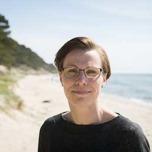 Winni Grosbøll på strand i udkantsdanmark 