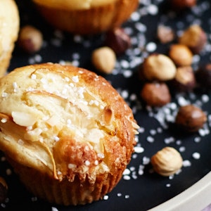 https://dk-femina-backend.imgix.net/media/article/aeblemuffins.jpg?ixlib=vue-2.9.1&auto=format&width=300&height=300&fit=crop&fp-x=0.5&fp-y=0.5