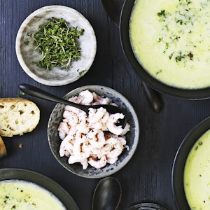 Ærtesuppe med rejer og karse