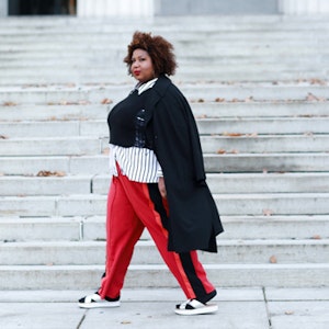 Stilikon: Kvinde med røde bukser