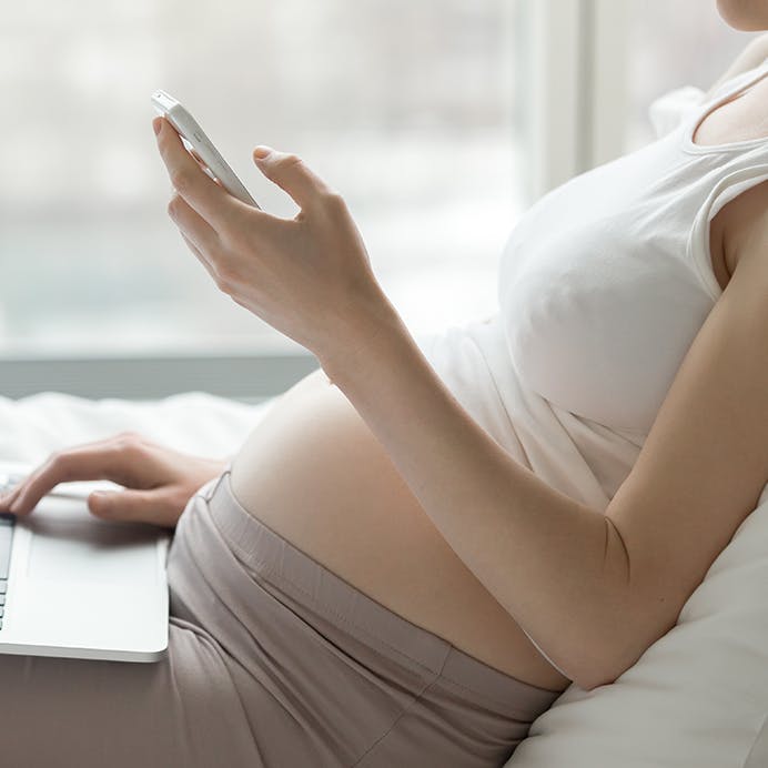 gravid kvinde med app