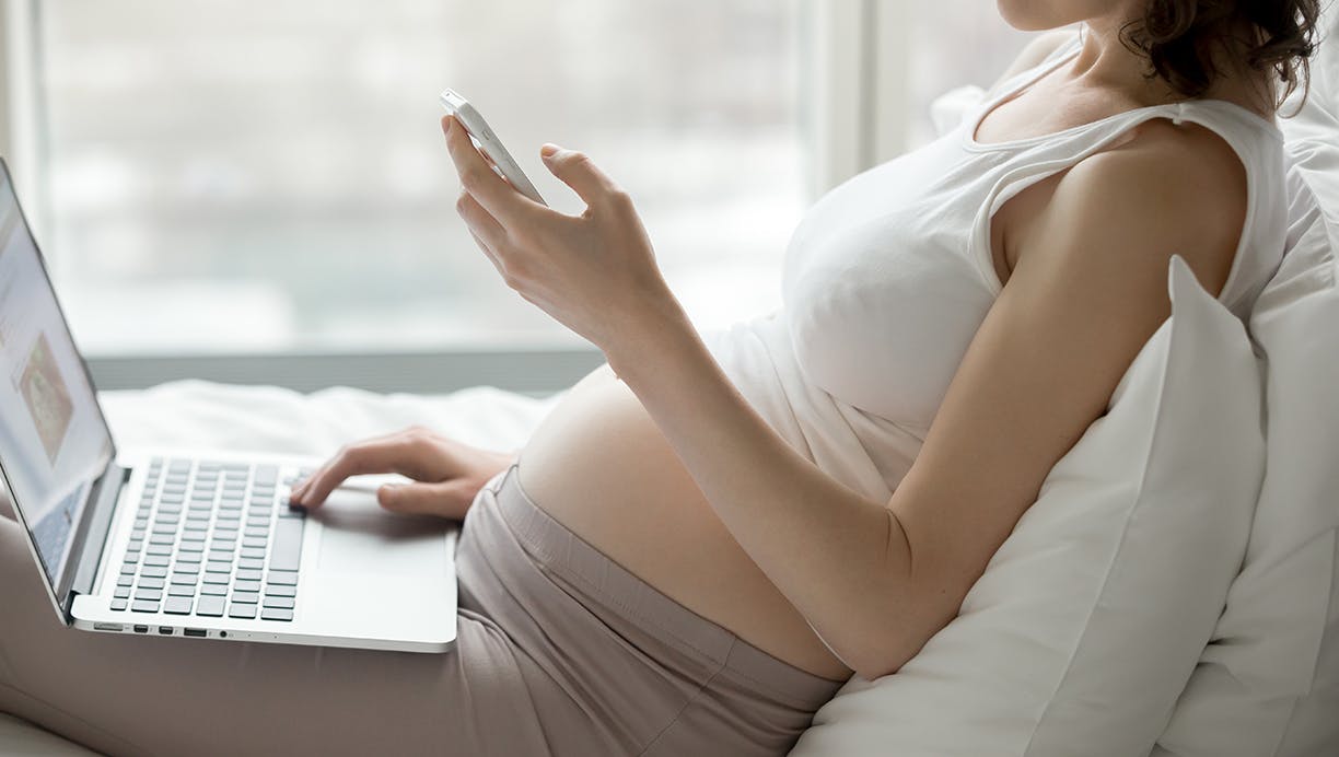 gravid kvinde med app