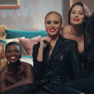 https://dk-femina-backend.imgix.net/media/article/ashley_revlon.jpg?ixlib=vue-2.9.1&auto=format&width=300&height=300&fit=crop&fp-x=0.5&fp-y=0.5