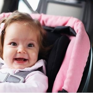 Flere organisationer anbefaler, at dit barn sidder i sin autostol til 4-årsalderen.