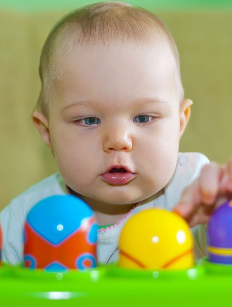 Lyd og lys i legetøj skal hænge logisk sammen for at stimulere baby.