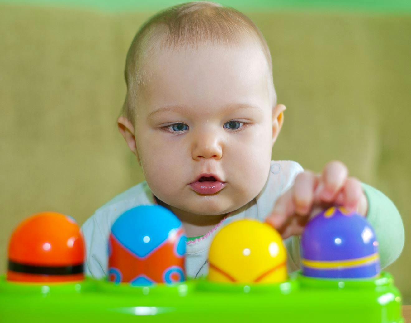 Lyd og lys i legetøj skal hænge logisk sammen for at stimulere baby.