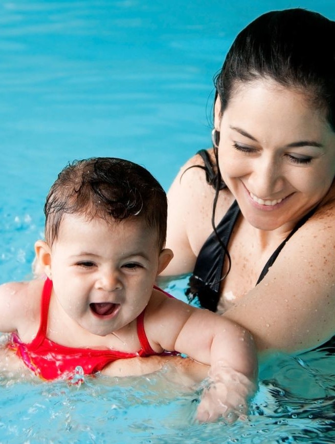 Babysvømning kan udvikle dit barn på mange måder, hvis du griber det rigtigt an.