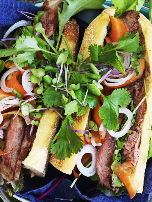 Bánh Mì med oksekød og hvidløgspaté