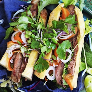Bánh Mì med oksekød og hvidløgspaté