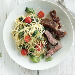 Bøf med pasta, spinat og mascarpone