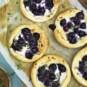 Butterdej med blåbær, ricotta og timian