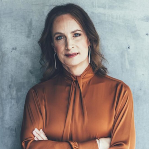 https://dk-femina-backend.imgix.net/media/article/caroline_farberger_fotorickardleriksson_bildnr_p2a8972_preview-6749740.png?ixlib=vue-2.9.1&auto=format&width=300&height=300&fit=crop&fp-x=0.5&fp-y=0.5