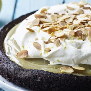 Chokoladekage med lemoncurd og mandler