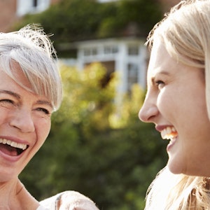 Ung og ældre kvinde griner