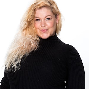 https://dk-femina-backend.imgix.net/media/article/ditte_valloe_primaer.jpg?ixlib=vue-2.9.1&auto=format&width=300&height=300&fit=crop&fp-x=0.5&fp-y=0.5