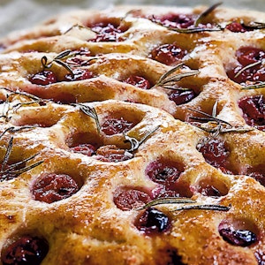 https://dk-femina-backend.imgix.net/media/article/foccacia.jpg?ixlib=vue-2.9.1&auto=format&width=300&height=300&fit=crop&fp-x=0.5&fp-y=0.5