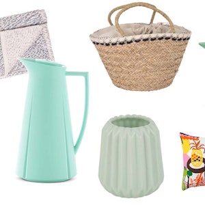 https://dk-femina-backend.imgix.net/media/article/front_sommershopping.jpg?ixlib=vue-2.9.1&auto=format&width=300&height=300&fit=crop&fp-x=0.5&fp-y=0.5